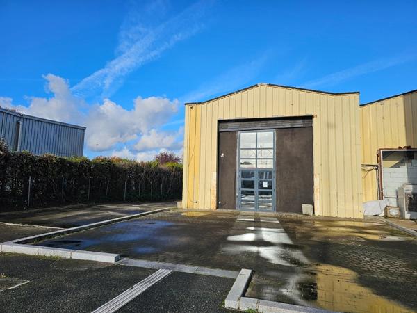 Restaurant de 559 m2 avec bureau et parkings à louer à Orgeval au bord de la RN 13