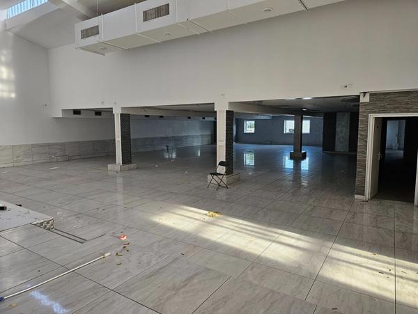 Restaurant de 559 m2 avec bureau et parkings à louer à Orgeval au bord de la RN 13