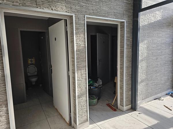 Restaurant de 559 m2 avec bureau et parkings à louer à Orgeval au bord de la RN 13