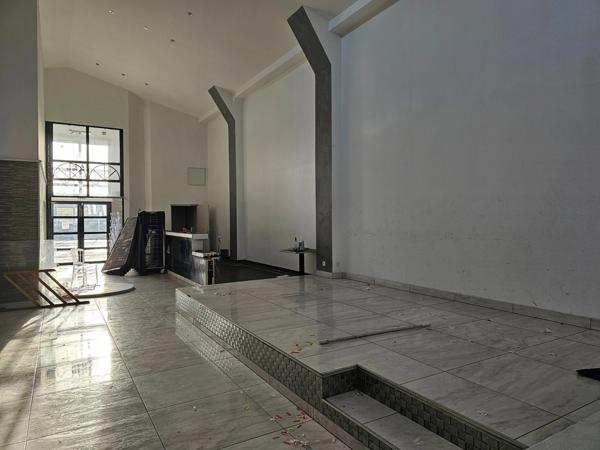 Restaurant de 559 m2 avec bureau et parkings à louer à Orgeval au bord de la RN 13