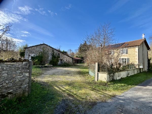 Manor house in a peaceful countryside setting, covered swimming pool, outbuildings, carport – 167 sqm