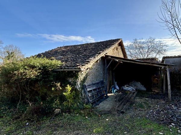 Manor house in a peaceful countryside setting, covered swimming pool, outbuildings, carport – 167 sqm