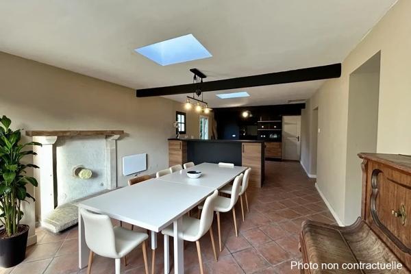 Manor house in a peaceful countryside setting, covered swimming pool, outbuildings, carport – 167 sqm