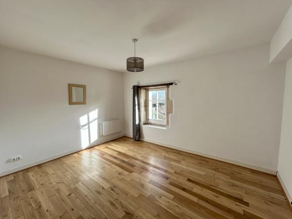 Manor house in a peaceful countryside setting, covered swimming pool, outbuildings, carport – 167 sqm