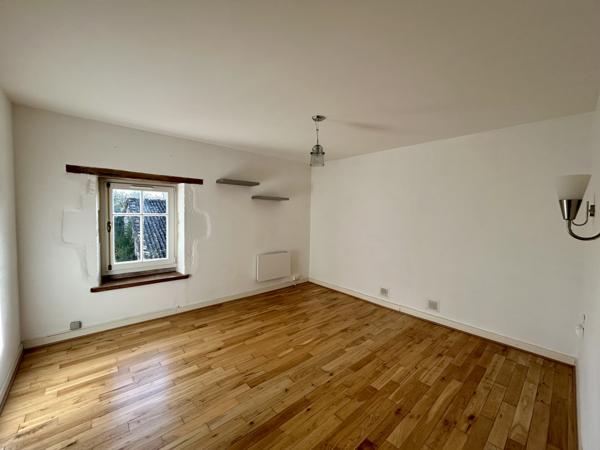 Manor house in a peaceful countryside setting, covered swimming pool, outbuildings, carport – 167 sqm