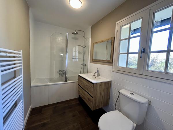 Manor house in a peaceful countryside setting, covered swimming pool, outbuildings, carport – 167 sqm