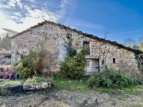 Manor house in a peaceful countryside setting, covered swimming pool, outbuildings, carport – 167 sqm