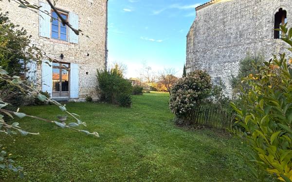 Maison à vendre    9 pièces •  Thénac