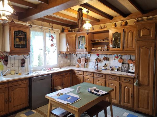 A 1 heure de PARIS, de REIMS et de TROYES : PAVILLON sur SOUS-SOL complet et DEPENDANCEde 60 m² sur 2518 m²