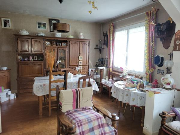 A 1 heure de PARIS, de REIMS et de TROYES : PAVILLON sur SOUS-SOL complet et DEPENDANCEde 60 m² sur 2518 m²