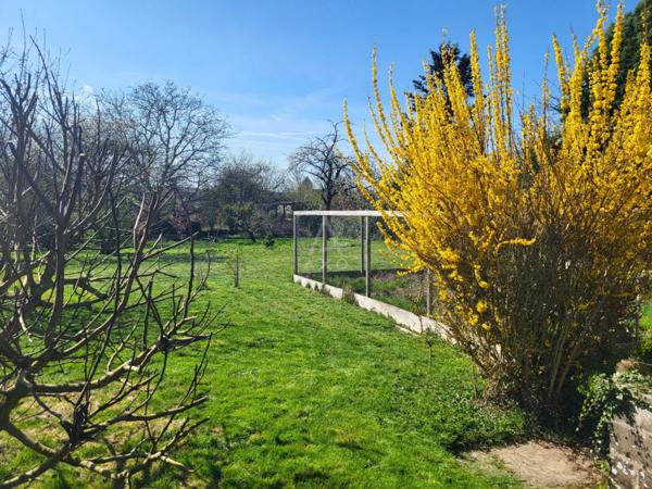 A 1 heure de PARIS, de REIMS et de TROYES : PAVILLON sur SOUS-SOL complet et DEPENDANCEde 60 m² sur 2518 m²