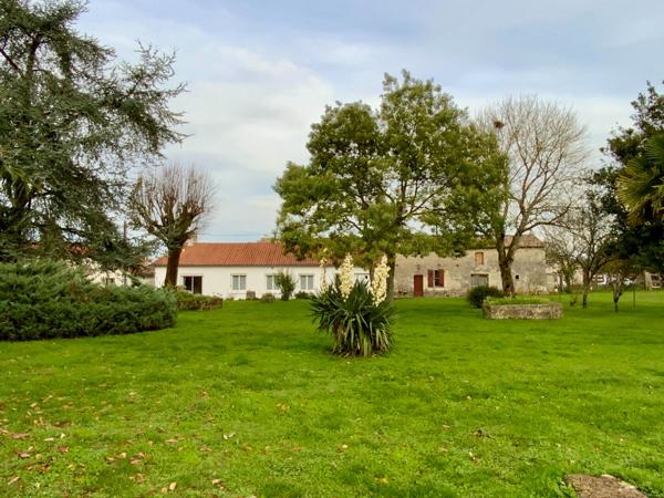 Propriété à la campagne avec dépendances et maison à rénover