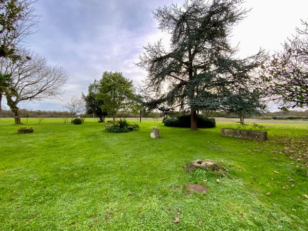 Propriété à la campagne avec dépendances et maison à rénover