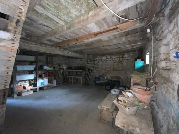 Propriété à la campagne avec dépendances et maison à rénover