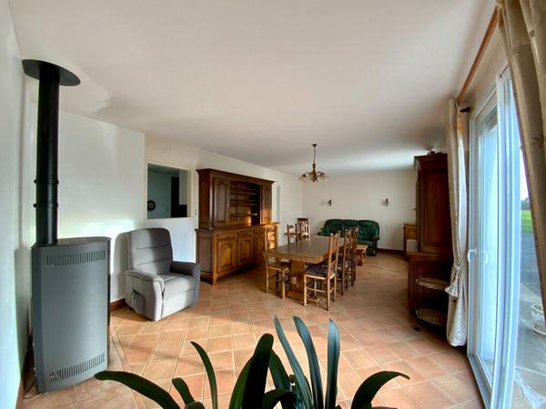 Propriété à la campagne avec dépendances et maison à rénover