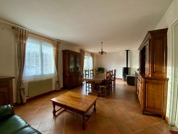 Propriété à la campagne avec dépendances et maison à rénover