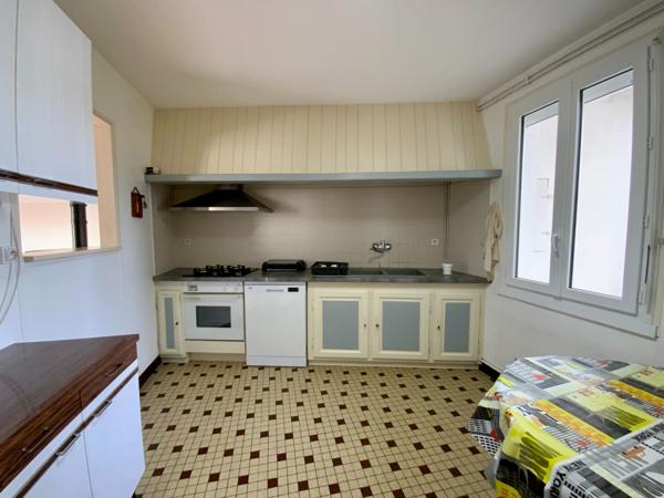 Propriété à la campagne avec dépendances et maison à rénover