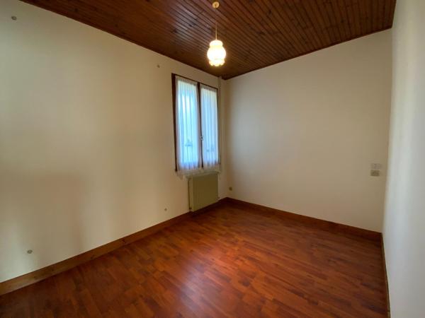 Propriété à la campagne avec dépendances et maison à rénover