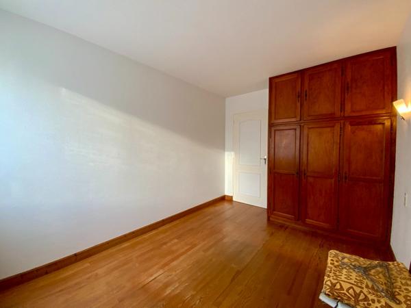 Propriété à la campagne avec dépendances et maison à rénover