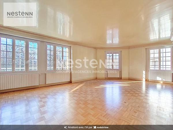 ORLEANS SAINT VINCENT / PARC PASTEUR - APPARTEMENT DE 200m2 environ avec ascenseur ! Double garage et cave - DPE D