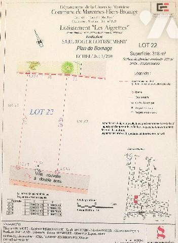 Terrain à bâtir à vendre à MARENNES proche centre-ville d'une surface de 318 m2 bornée et viabilisé.
