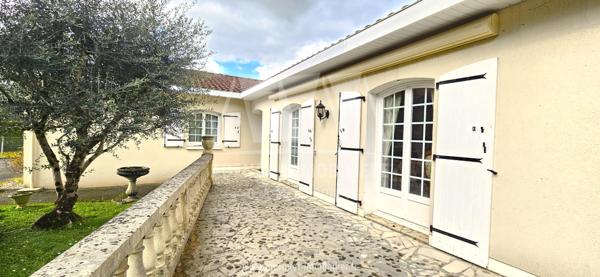 MAGNAC-SUR-TOUVRE - PAVILLON DE PLAIN-PIED DE 170 m² AVEC DOUBLE GARAGE SUR TERRAIN DE 2121 m²