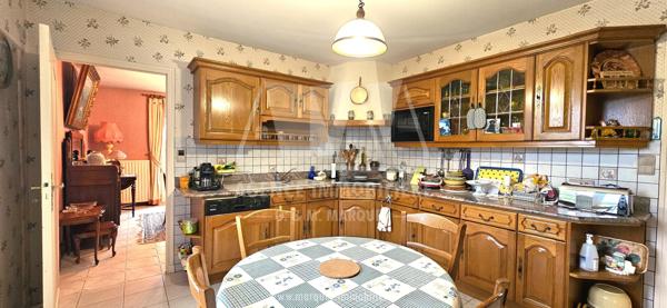 MAGNAC-SUR-TOUVRE - PAVILLON DE PLAIN-PIED DE 170 m² AVEC DOUBLE GARAGE SUR TERRAIN DE 2121 m²