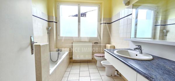 PUYMOYEN - 5 MINUTES D'ANGOULEME - CONFORTABLE PAVILLON SUR SOUS-SOL DE 155 m² SUR TERRAIN CLOS