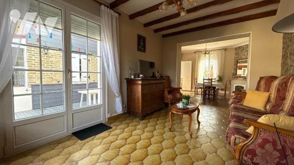 Maison de charme en pierres meulières - entièrement rénovée - secteur hôpital

Située à Châlo...