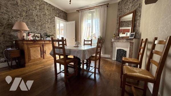 Maison de charme en pierres meulières - entièrement rénovée - secteur hôpital

Située à Châlo...