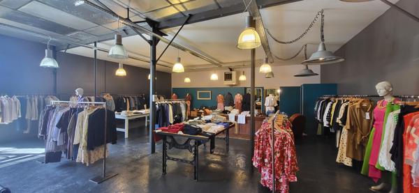 Fonds De Commerce
        
        - 200 m²
