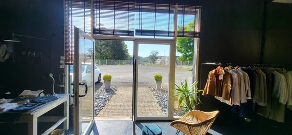 Fonds De Commerce
        
        - 200 m²