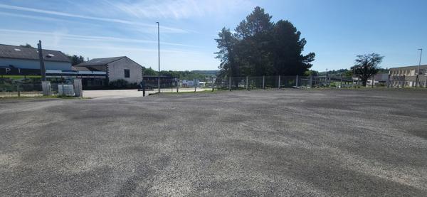 Fonds De Commerce
        
        - 200 m²