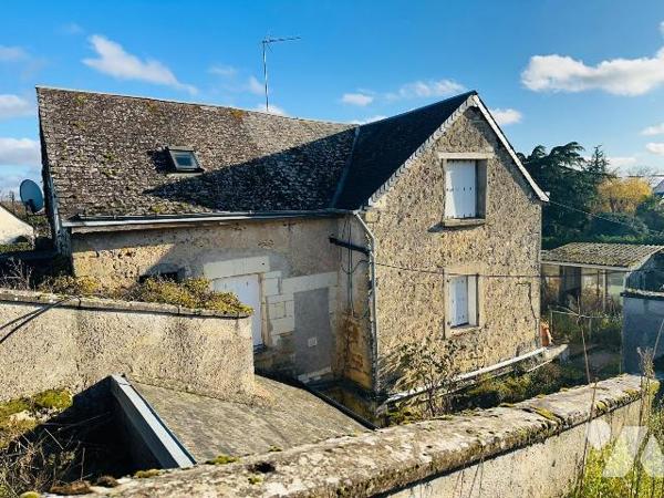 À 3 km de Chinon - Ancienne ferme à restaurer avec dépendances, caves et jardin d'environ 3 500...