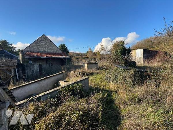 À 3 km de Chinon - Ancienne ferme à restaurer avec dépendances, caves et jardin d'environ 3 500...
