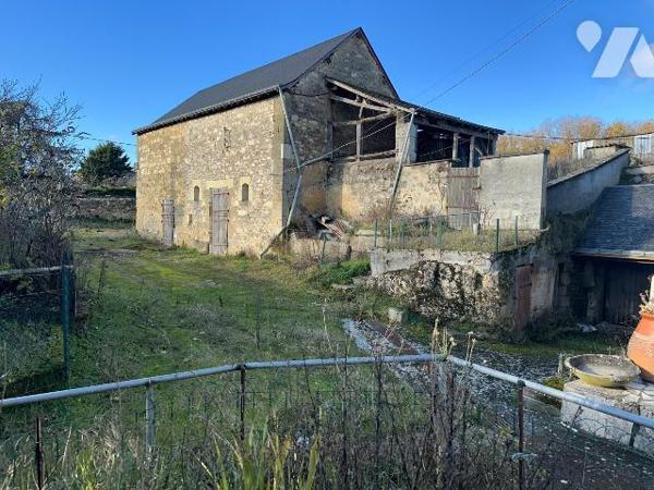 À 3 km de Chinon - Ancienne ferme à restaurer avec dépendances, caves et jardin d'environ 3 500...