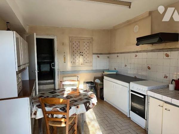 À 3 km de Chinon - Ancienne ferme à restaurer avec dépendances, caves et jardin d'environ 3 500...