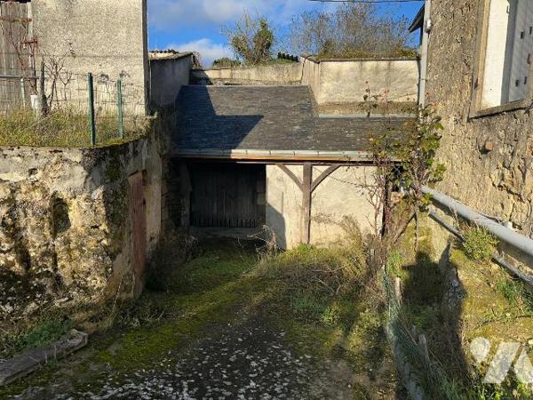À 3 km de Chinon - Ancienne ferme à restaurer avec dépendances, caves et jardin d'environ 3 500...