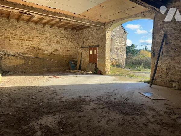 À 3 km de Chinon - Ancienne ferme à restaurer avec dépendances, caves et jardin d'environ 3 500...