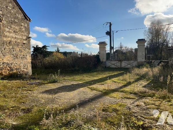 À 3 km de Chinon - Ancienne ferme à restaurer avec dépendances, caves et jardin d'environ 3 500...