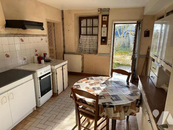 À 3 km de Chinon - Ancienne ferme à restaurer avec dépendances, caves et jardin d'environ 3 500...