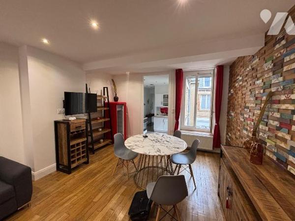 A découvrir à l'office, superbe appartement de 2 pièces situé en hyper centre de Charleville-Mé...
