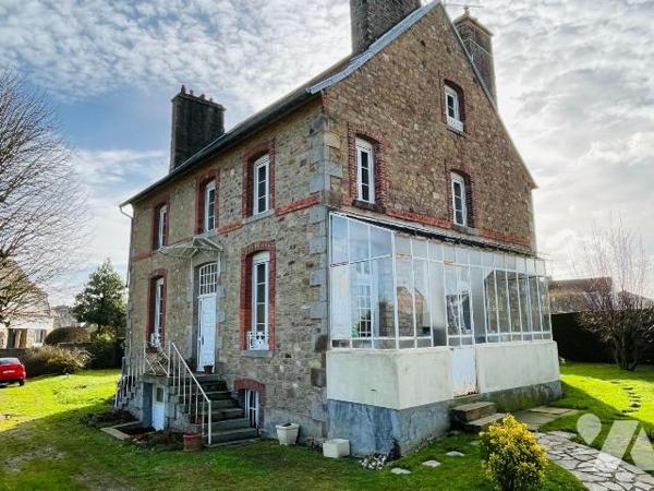 A vendre centre-ville d'Avranches, idéalement située proche de toutes commodités, maison de maî...