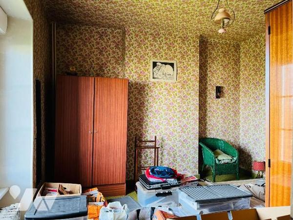 A vendre centre-ville d'Avranches, idéalement située proche de toutes commodités, maison de maî...