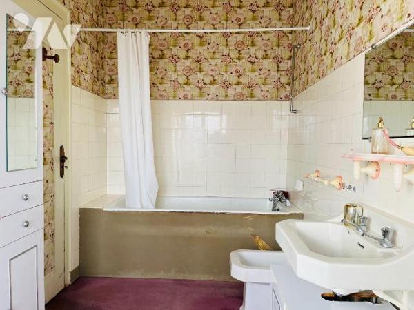 A vendre centre-ville d'Avranches, idéalement située proche de toutes commodités, maison de maî...