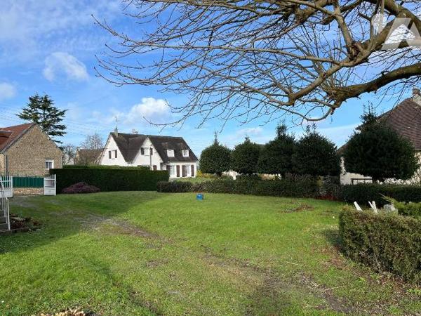 A vendre centre-ville d'Avranches, idéalement située proche de toutes commodités, maison de maî...