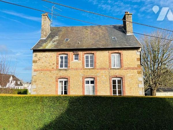 A vendre centre-ville d'Avranches, idéalement située proche de toutes commodités, maison de maî...