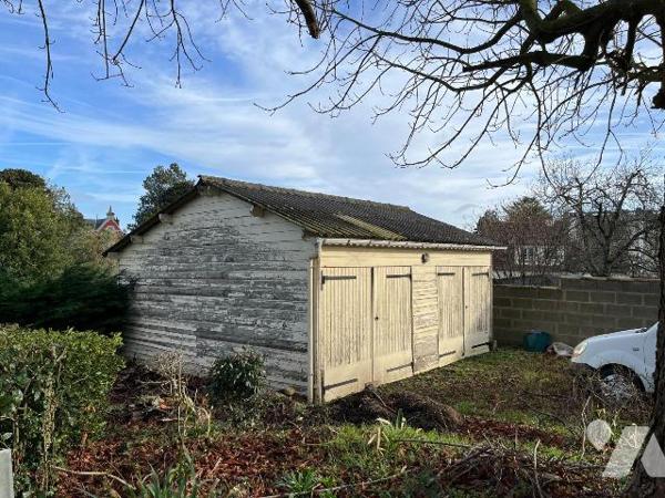 A vendre centre-ville d'Avranches, idéalement située proche de toutes commodités, maison de maî...