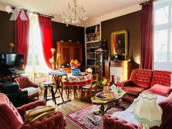 A vendre centre-ville d'Avranches, idéalement située proche de toutes commodités, maison de maî...