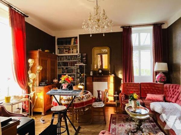 A vendre centre-ville d'Avranches, idéalement située proche de toutes commodités, maison de maî...